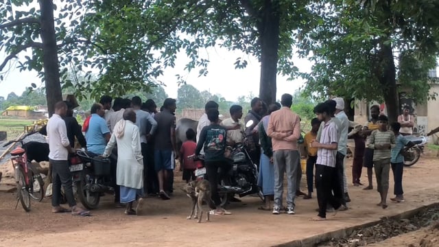 लौवारी मोड़ के पास मोटरसाइकिल अनियंत्रित होकर पेड़ से टकराई युवक की मृत्यु मौके पर पहुंची पुलिस ने शव को लिया कब्जे में 