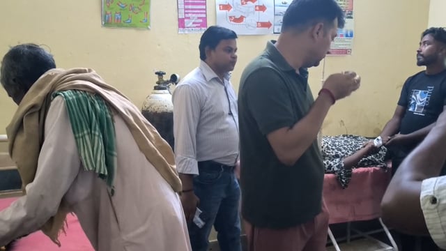 विकास क्षेत्र के दो अलग गांव में आकाशीय बिजली की चपेट में आने से किशोरी और वृद्ध महिला की हालत गंभीर जिला अस्पताल रेफर