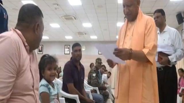 यूपी CM से बोली नन्ही सी बच्ची प्लीज़ स्कूल में मेरा एडमिशन करा दीजिये मुस्कुराकर बोले मुख्यमंत्री किसमें कराना है 10th में या 11th में
फिर बच्ची की एप्लीकेशन गृह सचिव संजय प्रसाद को देते हुए बोले तुरंत हो एडमिशन।