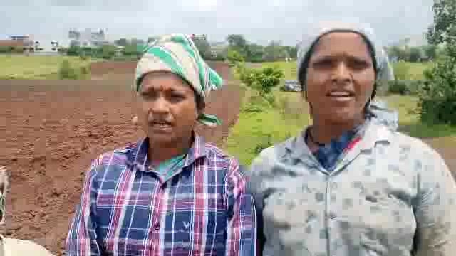 कोल्हापूर जिल्ह्यात धो...धो... पडणाऱ्या पावसामुळे बऱ्याच पेरण्या अपुऱ्या राहिल्या असून पावसाने उघडीप दिल्याने आता महिलावर्ग पेरणी करताना अंभगात दंग होऊन कामे करीत आहेत.