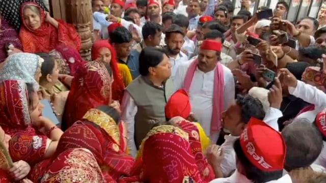 बांके बिहारी मंदिर कॉरिडोर को लेकर मचे सियासी घमासान के बीच समाजवादी पार्टी के राज्यसभा सांसद रामलाल सुमन वृंदावन पहुचे