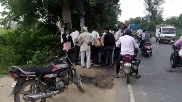 बाइक विद्युत पोल से टकराने के बाद माट थाना क्षेत्र में जहांगीरपुर निवासी दो युवक जिंदा जले