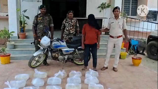 पुलिस ने एक बाइक पर लदा 310 लीटर महुआ शराब के साथ एक व्यक्ति को किया गिरफ्तार