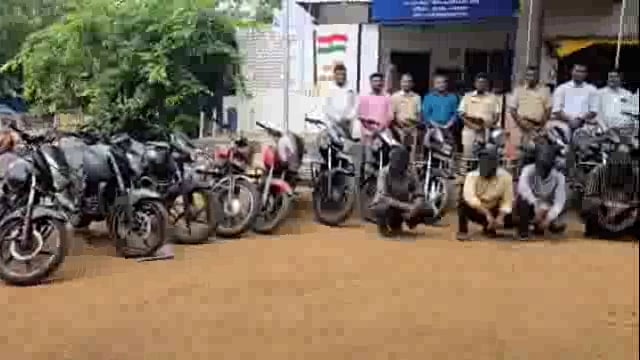 ग्रामीण पोलिसांनी २१ दुचाकीसह चौघा चोरांना ठोकल्या बेड्या