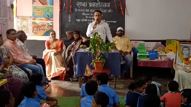 उर्जानगर जि. प. उच्च प्राथमिक शाळेतील विद्यार्थ्यांना नोटबुक, पेन शैक्षणिक साहित्य वाटप