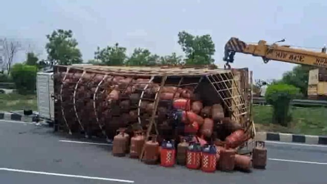एन एच 2 पर फरह थाना क्षेत्र में घरेलू सिलेंडर से भरी केंन्ट्रा गाड़ी पलटी बड़ा हादसा होने से बचा