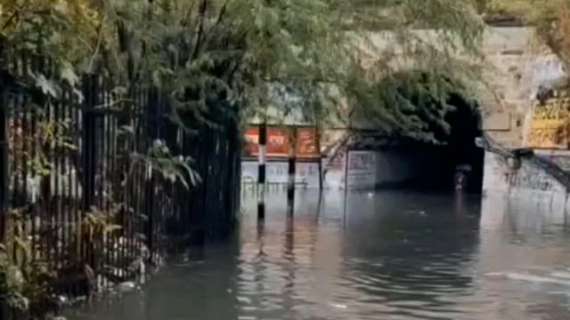 झाँसी सीपरी बाजार कच्चे पुल के नीचे भरा पानी आधे घंटे पानी गिरने से नगर निगम की खुली पोल आज तक इसका कोई समाधान नहीं निकल