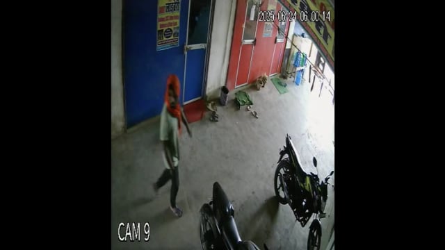 अमरपुर बस स्टैंड के समीप से बाइक हुई चोरी। चोरी की घटना हुई सीसीटीवी में कैद।