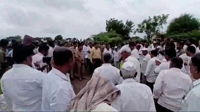 शेटफळेत शक्तिपीठ मार्गाला शेतकऱ्यांचा जोरदार विरोध पोलीस बंदोबस्तातील मोजणी पाडली बंद 