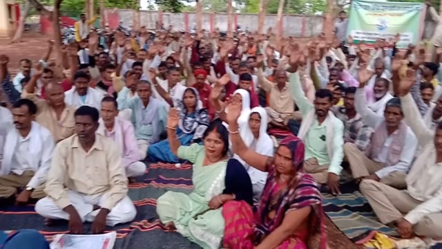 जय मोहनी रेंज परिसर में मांग पूरी नहीं होने से नाराज दैनिक वेतन भोगी कर्मचारियों ने दसवें दिन किया धरना प्रदर्शन