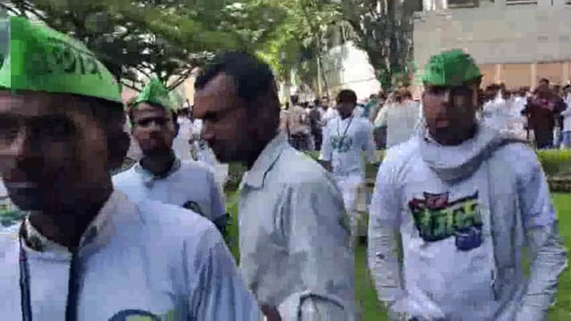 Patna: Crowd went out of control when Tejashwi Yadav was coming out, glass of#politics