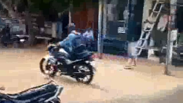 झाँसी प्रेमनगर क्षेत्र के बहादुर मैरिज हॉल के पास का जहाँ पर हजारों लीटर पानी सड़कों और नालियों में बह रहा है 