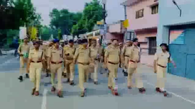 पुलिस अधीक्षक शाहजहाँपुर महोदय द्वारा आगामी त्यौहारों के दृष्टिगत कानून एवं शांति व्यवस्था सुनिश्चित करने हेतु थाना सदर बाजार क्षेत्र में की गयी पैदल गश्त”*

आगामी त्यौहारों के दृष्टिगत जनपद में कानून एवं शांति व्यवस्था को सुदृढ़ बनाए रखने हेतु पुलिस अधीक्षक शाहजहाँपुर महोदय द्वारा अपर पुलिस अधीक्षक नगर, क्षेत्राधिकारी नगर, क्षेत्राधिकारी सदर, क्षेत्राधिकारी पुवायाँ एवं क्षेत्राधिकारी प्रशिक्षु व थाना सदर बाजार पुलिस के साथ मुख्य बाज़ारों, संवेदनशील स्थलों एवं धार्मिक स्थलों का निरीक्षण किया तथा आमजन से संवाद कर सुरक्षा एवं सौहार्द का संदेश दिया। 
पैदल गश्त के माध्यम से क्षेत्र में पुलिस की सक्रियता और जनता में विश्वास को और अधिक मज़बूती देने का प्रयास किया गया। इस दौरान पुलिस अधिकारियों ने दुकानदारों एवं स्थानीय नागरिकों से त्योहारों के शांतिपूर्ण आयोजन हेतु सहयोग की अपील भी की।
 गश्त के दौरान पुलिस अधिकारियों ने मुख्य मार्गों व भीड़-भाड़ वाले स्थानों का निरीक्षण किया और वहां सुरक्षा उपायों की स्थिति का जायजा लिया ताकि नागरिकों को सुरक्षित वातावरण मिल सके और वे शांति से त्यौहार मना सकें ।
पुलिस अधीक्षक महोदय ने अधिकारियों को निर्देश दिया कि किसी भी स्थिति में शांति भंग करने वाले तत्वों के खिलाफ सख्त कार्रवाई की जाए और नागरिकों को कानून का पालन करने के लिए प्रेरित किया जाए ।
reporter Maharaj Singh Shahjahanpur