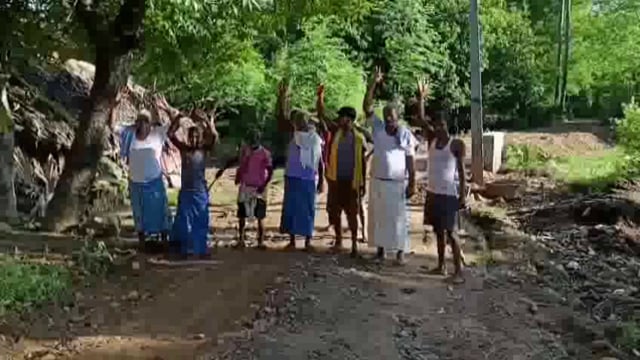 घटिया सड़क निर्माण पर ग्रामीणों का आक्रोश फूटा; ग्रामीण कार्य विभाग एवं संवेदक पर मिली भगत का लगा रहे हैं आरोप