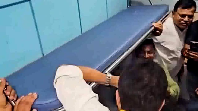 Madhya Pradesh: Jyotiraditya Scindia's cheerful style seen during train journey, played antakshari with passengers#politics