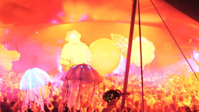 Master Blaster glowing balloon dominates the crowd at Thuishaven Interstellar