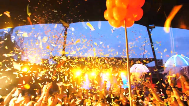 Master Blaster confetti explosion above dancing crowd at Thuishaven