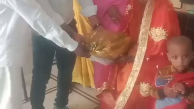 प्राथमिक विद्यालय मरवटिया जन चौपाल में सहायक विकास अधिकारी ने तीन महिलाओं की गोद भराई और तीन बच्चों का कराया अन्नप्राशन 