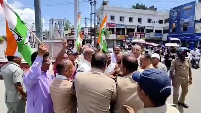 रुड़की! देह व्यापार प्रकरण!पुलिस ने छीना मुख्यमंत्री का पुतला! कांग्रेस ने लगाया लोकतंत्र की हत्या का आरोप!