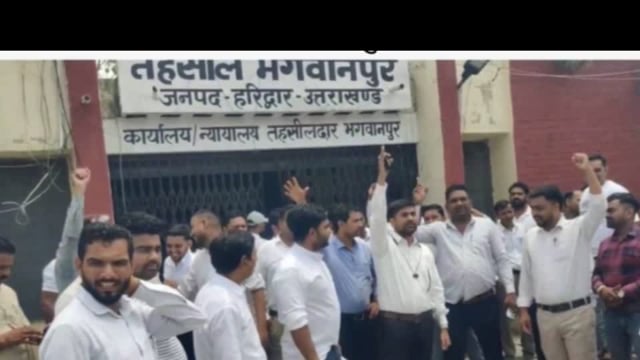 भगवानपुर! नायब तहसीलदार के बयान पर भड़के अधिवक्ताओं ने तहसील पर लगाया ताला!