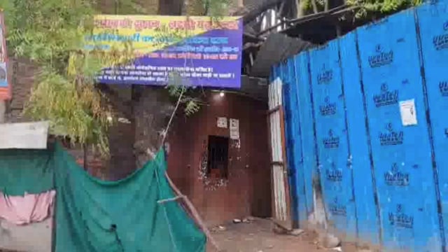 झांसी लक्ष्मी गेट स्थित शराब की दुकान लोहे की गुमटी में चलती है बारिश में लोग करंट के झटके खा चुके पक्की दुकान में शिप्ट