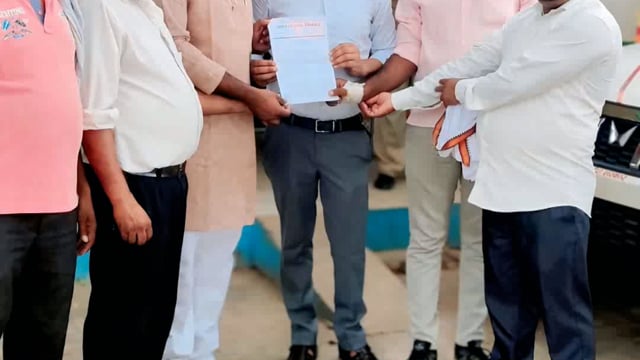 पिनाहट के नदगवा तिराहे से शराब का ठेका हटाने की मांग को लेकर सभासद प्रशांत तिवारी ने एसडीएम को सौंपा ज्ञापन