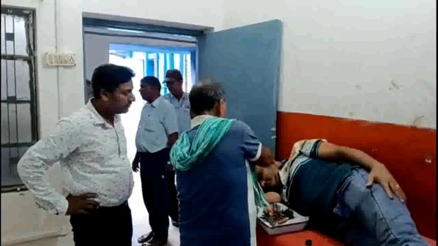 सड़क के बीचो-बीच बकरी आने से बाइक सवार दो शिक्षक जख्मी। एक रेफर।