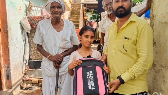 सामाजिक कार्यकर्ते राहुल देवतळे कडून विठ्ठल मंदिर प्रभागात गरजू विद्यार्थ्यांना मोफत शालेय बॅग वाटप