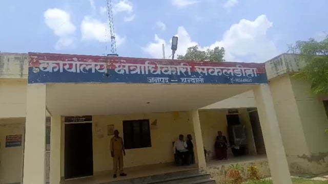 साहब घर गिर जाएगा,मैं दब जाऊंगी,पीड़िता ने बंटवारे को लेकर सीओ से लगाई गुहार