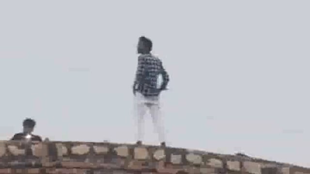 झांसी किले की 100 फिट ऊंची दीवार पर चढ़ा रीलबाज युवक अपनी मौत को दावत देता हुआ वीडियो वायरल