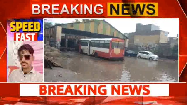 मूसलाधार बारिश से कोसीकलां का बस स्टैंड हुआ जलमग्न, यात्रियों को हुई भारी परेशानी।