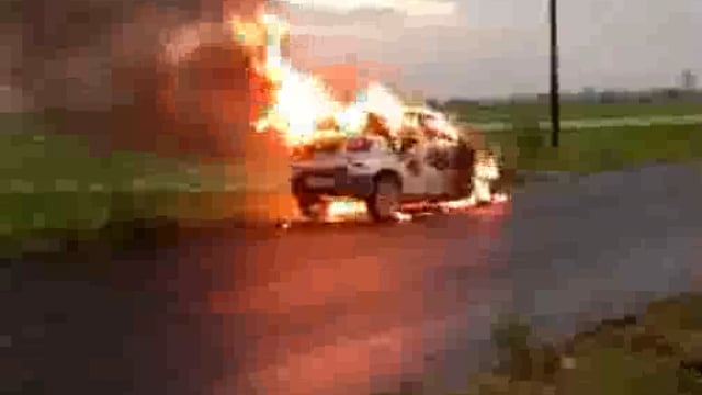 चलती गाड़ी में आग लगी बनी आग का गोला