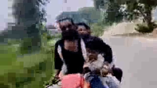 कौशाम्बी -चलती बाइक में जानलेवा स्टंट का वीडियो वायरल, बाइक पर पांच लोग सवार होकर कर रहे स्टंट

ट्रैफिक नियमों को धज्जियां उड़ा रहे बाइक सवार, स्टंट करते वीडियो सोशल मीडिया पर वायरल, पिपरी थाना इलाके का बताया जा रहा वीडियो

#Kaushambi @kaushambipolice @Uppolice