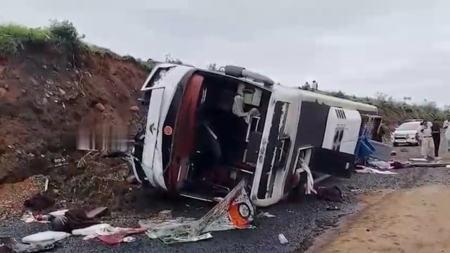 आदिलाबाद जिले के गुड़ी हतनुर निकठ बस पलटी 25 घायल