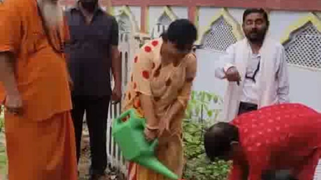 वार्ड नंबर 57 सी पी मिशन कंपाउंड में प्रधानमंत्री नरेंद्र मोदी का मन की बात का कार्यक्रम सुना गया