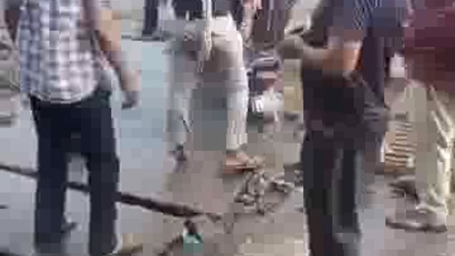 झाँसी नगर निगम की बड़ी लापरवाही, देखने को मिली इलाइट चौराहे पर गड्ढे में गिरी बाइक, बाल बाल बचा बाइक सवार