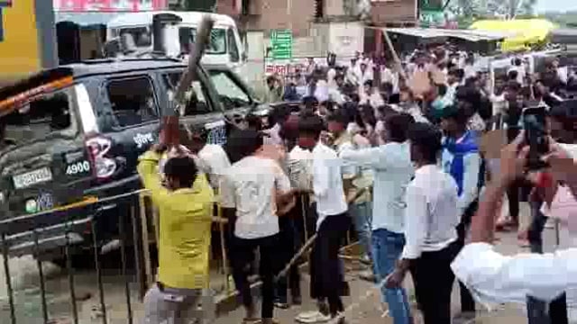 सांसद चंद्रशेखर को कौशांबी जाने से रोकने पर प्रयागराज में बवाल, समर्थकों ने पुलिस के कई वाहन तोड़े, पुलिस पर पथराव किया गाड़ी पलटी, पुलिस ने लाठीचार्ज कर भीड़ खदेड़ी। कई लोग घायल हुए। सांसद कुछ दलित परिवारों से मिलने जा रहे थे, जिनका पिछले दिनों में उत्पीड़न हुआ है।