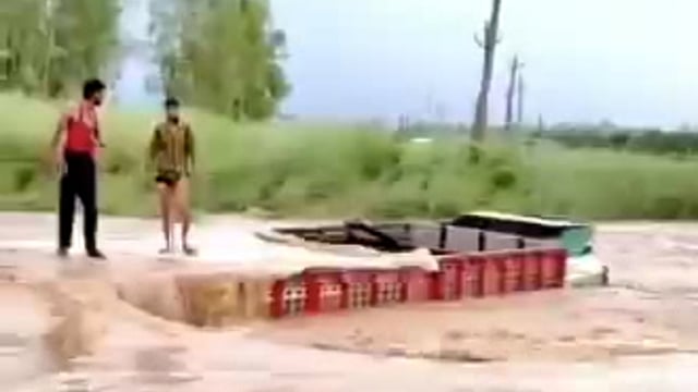 ▶️.....सहारनपुर : आफत बनी बारिश, नदियों में बाढ़ से मचा हड़कंप

 बरसाती नदी में बीचों-बीच फंसा खनिज से लदा ट्रक
 ट्रक के चालक-परिचालक बमुश्किल जान बचाकर ट्रक पर चढ़े
 घंटों जिंदगी और मौत के बीच जूझते रहे दोनों
 लोगों ने रस्सी की मदद से दोनों को सकुशल बचाया
 थाना मिर्जापुर इलाके के गांव भूड्ढी का मामला. llll