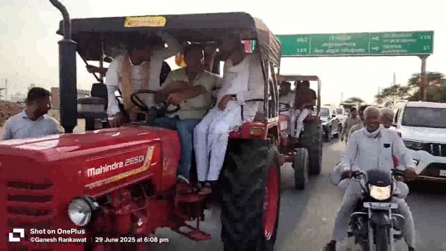 श्रीगंगानगर में कृषि मंत्री डॉ. किरोड़ी लाल मीना ने ट्रैक्टर पर सवार होकर गांव में रैली निकालकर किसानों के साथ एकजुटता दिखाई। इस दौरान उन्होंने किसानों की समस्याओं को समझने और उनका समाधान करने का संकल्प भी लिया।#politics