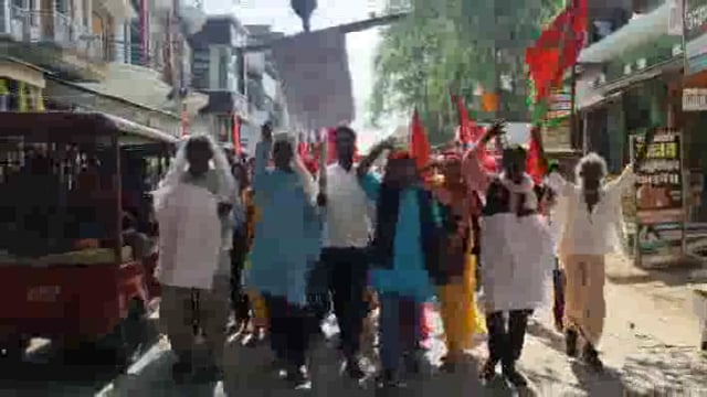 चकिया गाँधी पार्क तिराहा तहसील प्रशासन का पुतला फूंका, भूख हड़ताल की दी चेतावनी