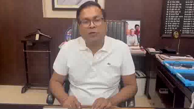 📚 विद्यालय खुलने पर बच्चों एवं अध्यापकों का विशेष स्वागत 🎉

जिला प्रशासन द्वारा एक अभिनव पहल के अंतर्गत, ग्रीष्मकालीन अवकाश के बाद खुल रहे समस्त सरकारी प्राथमिक एवं उच्च प्राथमिक विद्यालयों में आने वाले विद्यार्थियों एवं शिक्षकों का स्कूल परिसर में ही गरिमापूर्ण स्वागत किया जाएगा।

👉 इस व्यवस्था को साकार करने हेतु 250 विद्यालयों में विभिन्न स्तर के अधिकारियों की तैनाती की गई है।

👉 जिला स्तरीय वरिष्ठ अधिकारी स्वयं इस पहल में भाग लेंगे, जिससे बच्चों का उत्साहवर्धन हो सके।

👉 इस स्वागत व्यवस्था का उद्देश्य शिक्षा के प्रति बच्चों में सकारात्मक दृष्टिकोण विकसित करना है।

यह प्रयास न केवल शिक्षा को बढ़ावा देगा, बल्कि बच्चों के मन में विद्यालय के प्रति अपनापन और उत्साह भी उत्पन्न करेगा।

सभी अभिभावकों से निवेदन है कि वे अपने बच्चों को समय से विद्यालय भेजें और इस अभियान को सफल बनाएं।

reporter Maharaj singh NM news Shahjahanpur