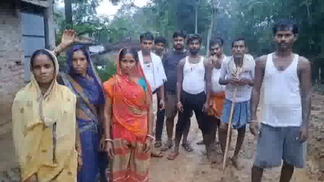 संवेदक द्वारा निर्माण किये जा रहे रोड गुणवत्तापूर्ण नही बनने पर ग्रामीणों ने जताया आक्रोश 