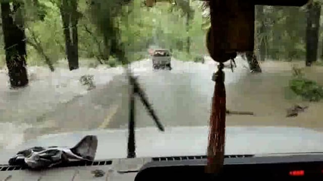 दुधवा गौरीफंटा मार्ग पर पानी चलने लगा रोड पर 