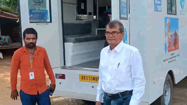 मोबाइल पशु चिकित्सा इकाई से प्रखंड के पशुपालक हो रहे लाभान्वित 