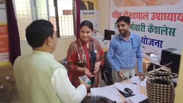 सामुदायिक स्वास्थ्य केंद्र में पूर्व मुख्यमंत्री के जन्मदिन पर सपा के कार्यकर्ताओं ने मरीजों में वितरण किया फॉलो मिष्ठान