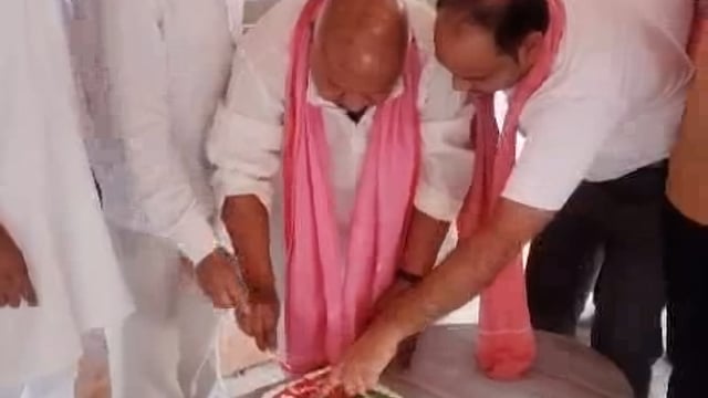 सपा के राष्ट्रीय अध्यक्ष अखिलेश यादव का रामदेव नगर इटियाथोक कैंप कार्यालय पर केक काटकर मनाया गया उनका जन्मदिन