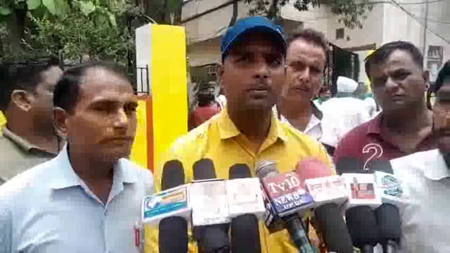 मुजफ्फरनगर में पुरानी वीडियो को लेकर संयुक्त पत्रकार महासभा के राष्ट्रीय अध्यक्ष राष्ट्रीय उपाध्यक्ष व पदाधिकारी ने डीएम मुजफ्फरनगर को सौंपा ज्ञापन।