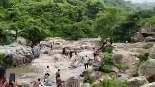 ▶️.....(बिहार) से बड़ा सबक — वाटरफॉल पर संडे मनाने गए थे, लेकिन…*
अचानक आया सैलाब — 6 बच्चियां बहने लगीं, फिर जो हुआ…

कुछ परिवार संडे की छुट्टी मनाने वाटरफॉल पर पहुंचे थे।
सबकुछ अच्छा चल रहा था, लेकिन अचानक पानी का बहाव तेज़ हो गया और
 6 बच्चियां तेज़ धारा में बहने लगीं।

 वहां मौजूद लोगों ने किसी तरह हिम्मत दिखाकर बच्चियों को बचाया —
वरना ये पिकनिक एक बहुत बड़ा हादसा बन सकता था ll