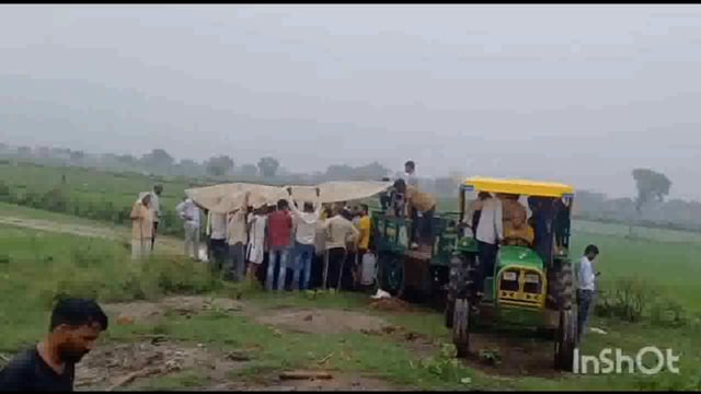 मथुरा: फरह ब्लॉक के गांव पिंगरी में एक महिला का बारिश में तिरपाल तानकर किया अंतिम संस्कार सोशल मीडिया पर वीडियो वायरल...