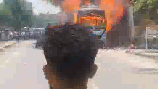 *जौनपुर ब्रेकिंग*

दिल्ली से वाराणसी जा रही टूरिस्ट बस में डीजल टैंक में रिसाव के कारण अचानक लगी आग,  बस बनी आग का गोला

टूरिस्ट बस में सवार 14 सवारियों ने किसी तरह से बस से कूद कर बचाई अपनी जान

बस की आग इतनी विकराल थी सड़क के किनारे एक गुमटी में लगी आग

पूरा मामला सिकरारा थाना क्षेत्र के प्रतापगंज बाजार का है पूरा मामला